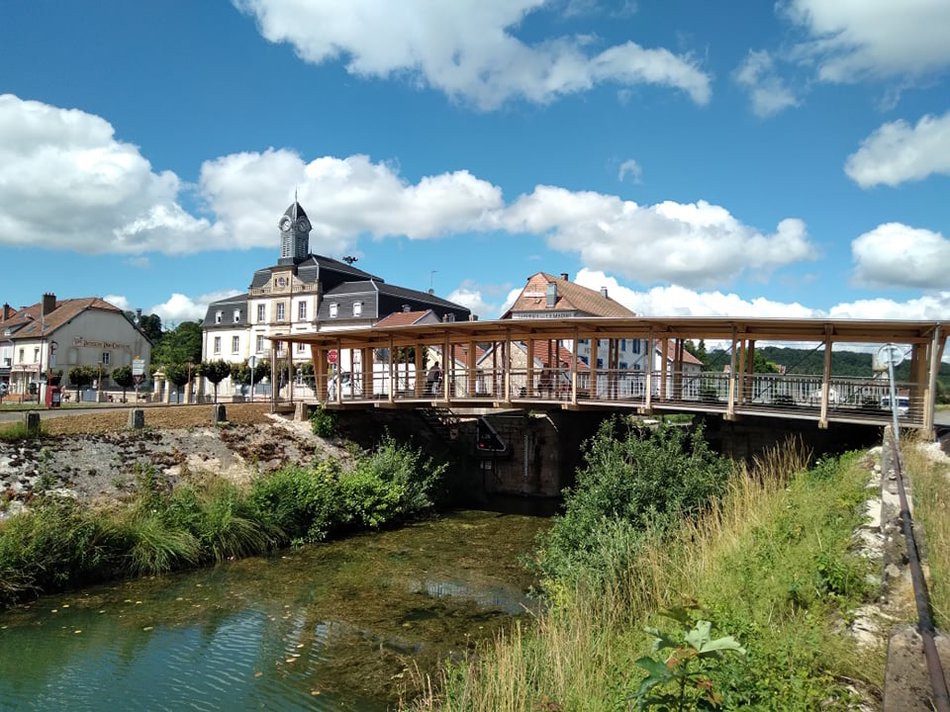 La passerelle de L'Isle-sur-le-Doubs au-dessus de la rivière